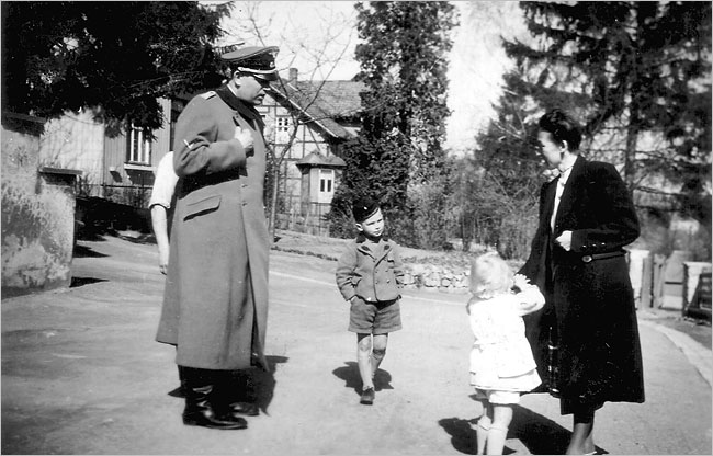 Nacisti i Nrvezanke sa djecom buducim agentima Stazija