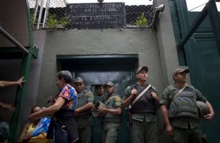 juli2011_Venezuela_Prison_Hostages_JPEG_1_121470145
